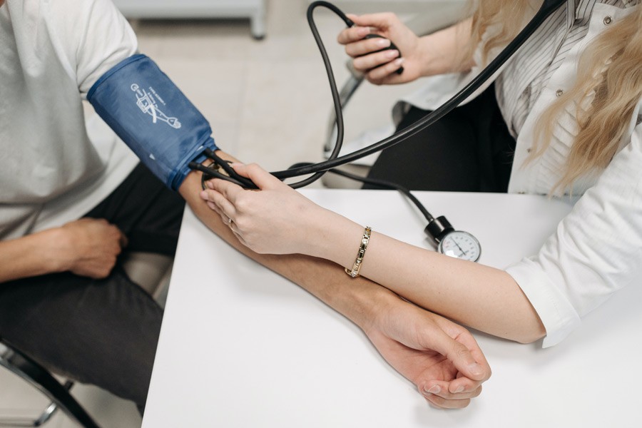 La hipertensión es difícil de diagnosticar; ya que una persona puede padecerla durante años antes de que se detecte algún síntoma en concreto.